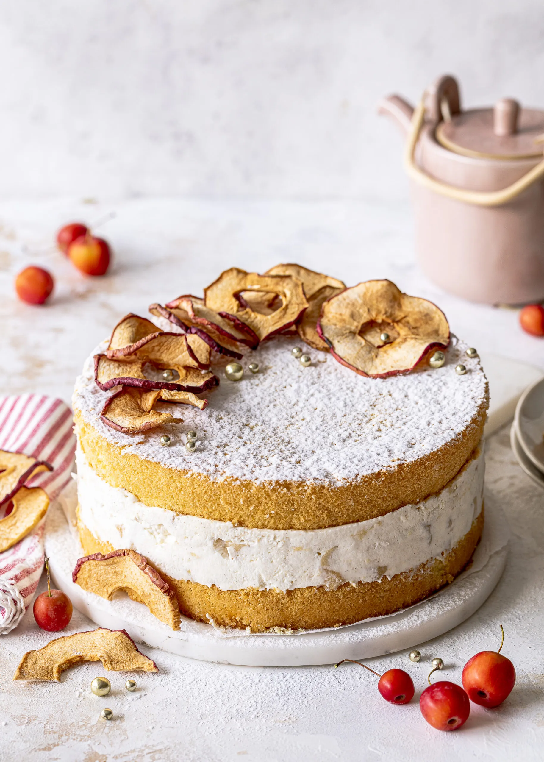 Schnittansicht einer Bratapfel-Käse-Sahne-Torte, die die cremige Füllung und die Apfelstückchen zeigt.