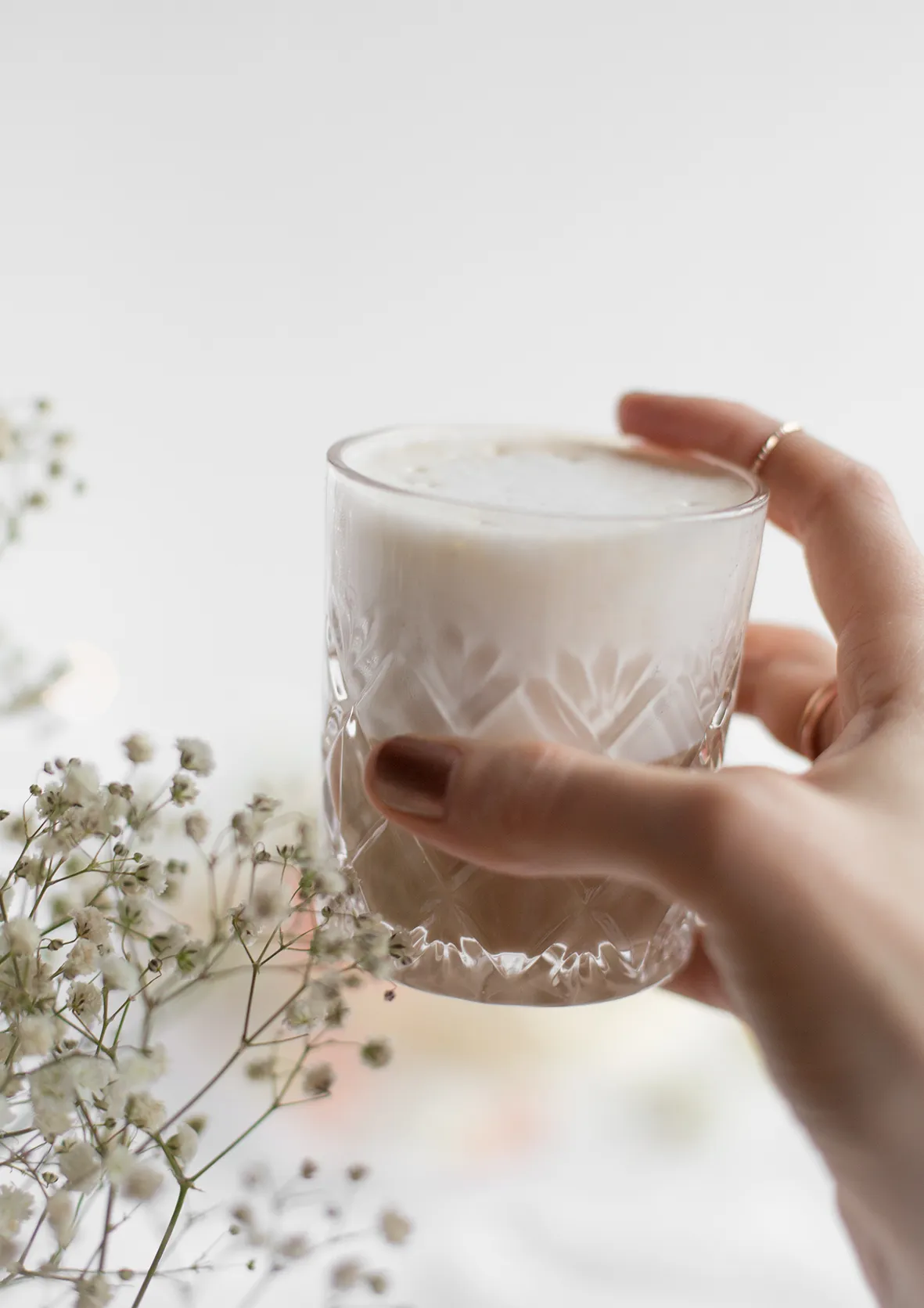 Schnittansicht einer zweistöckigen Geburtstagstorte mit Macadamia-Böden und cremiger Füllung