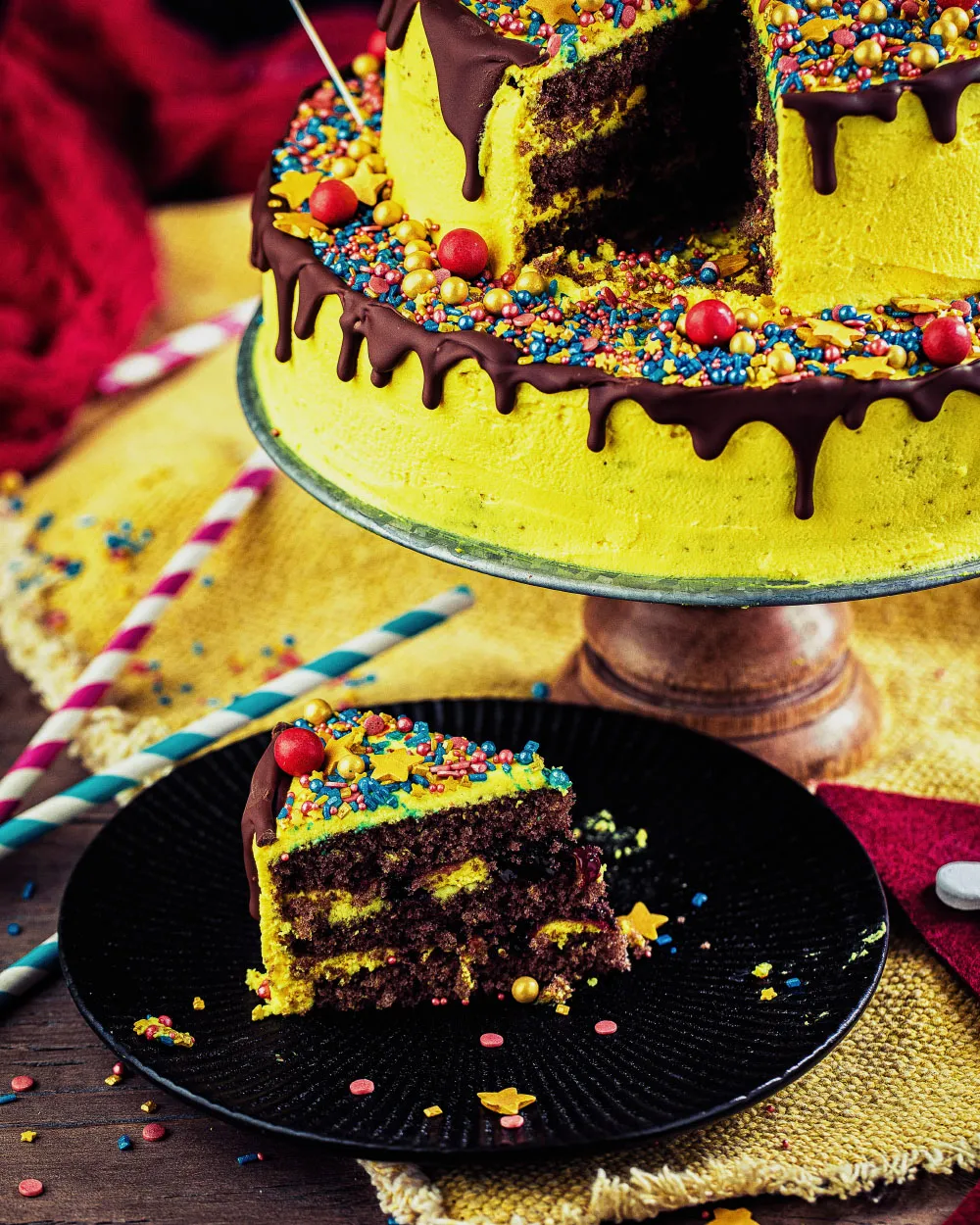 Schnittbild eines Pikachu Geburtstagskuchens mit einer leckeren Schicht Waldbeeren-Konfitüre zwischen den Böden