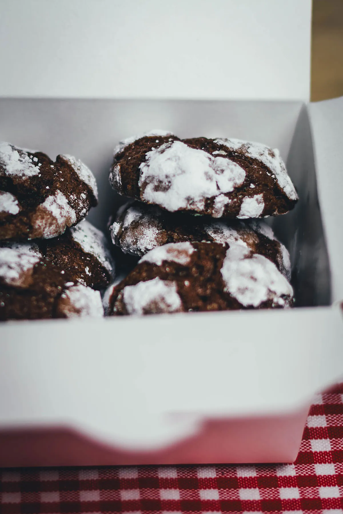 Schoko-Knusper-Kekse, auch bekannt als Chocolate Crackle oder Crinkle Cookies, sehen aus wie eingeschneit und schmecken unwiderstehlich schokoladig.
