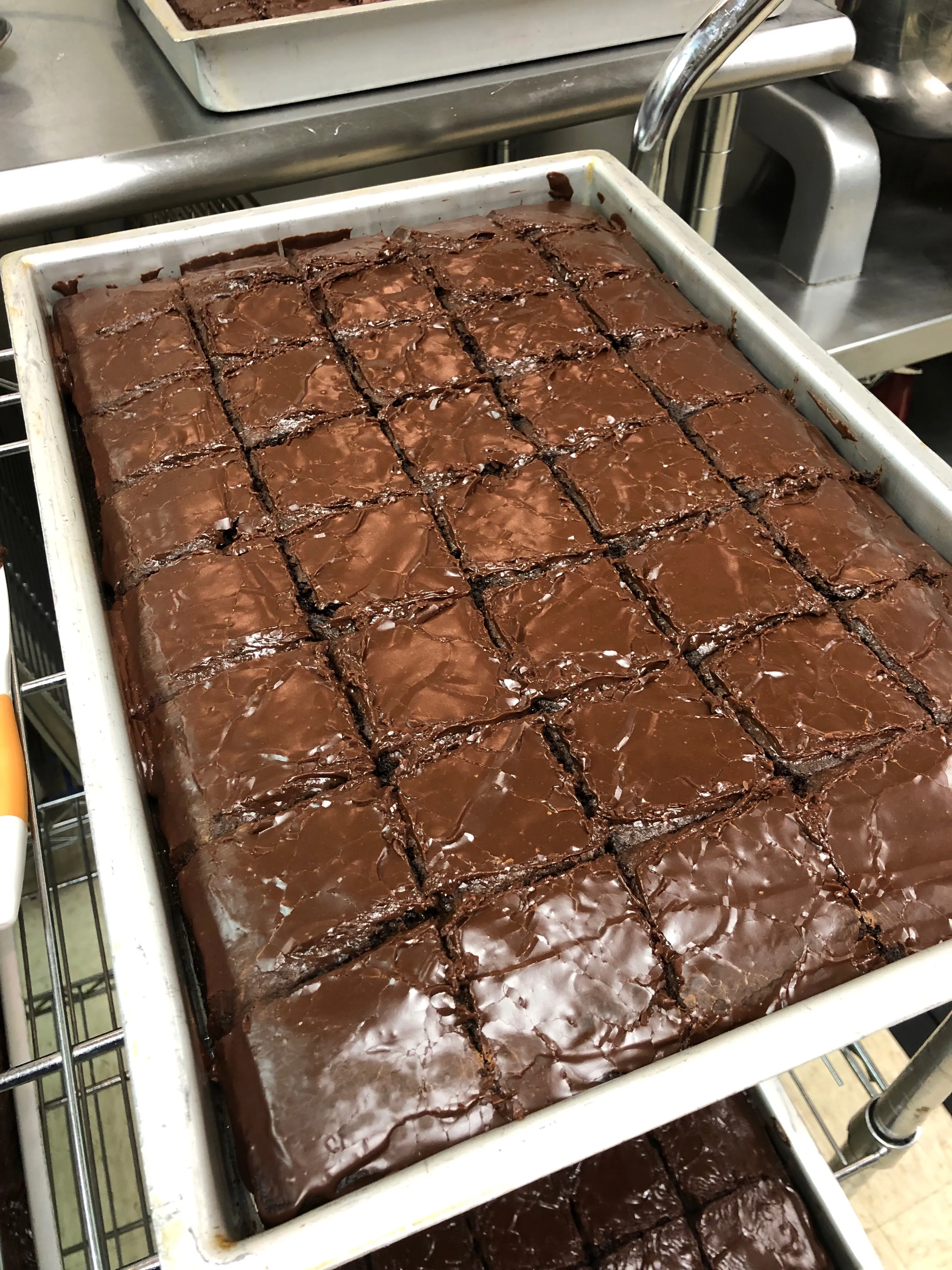 Schokoladenglasur wird über einen Kuchen gegossen