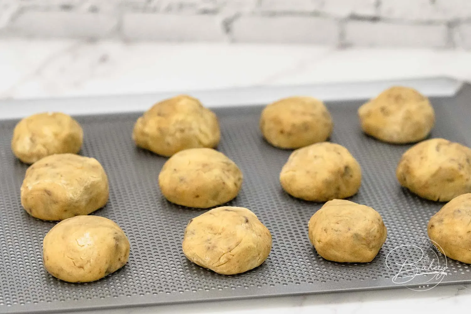 Schokoladenkekse auf einem Backblech vor dem Backen