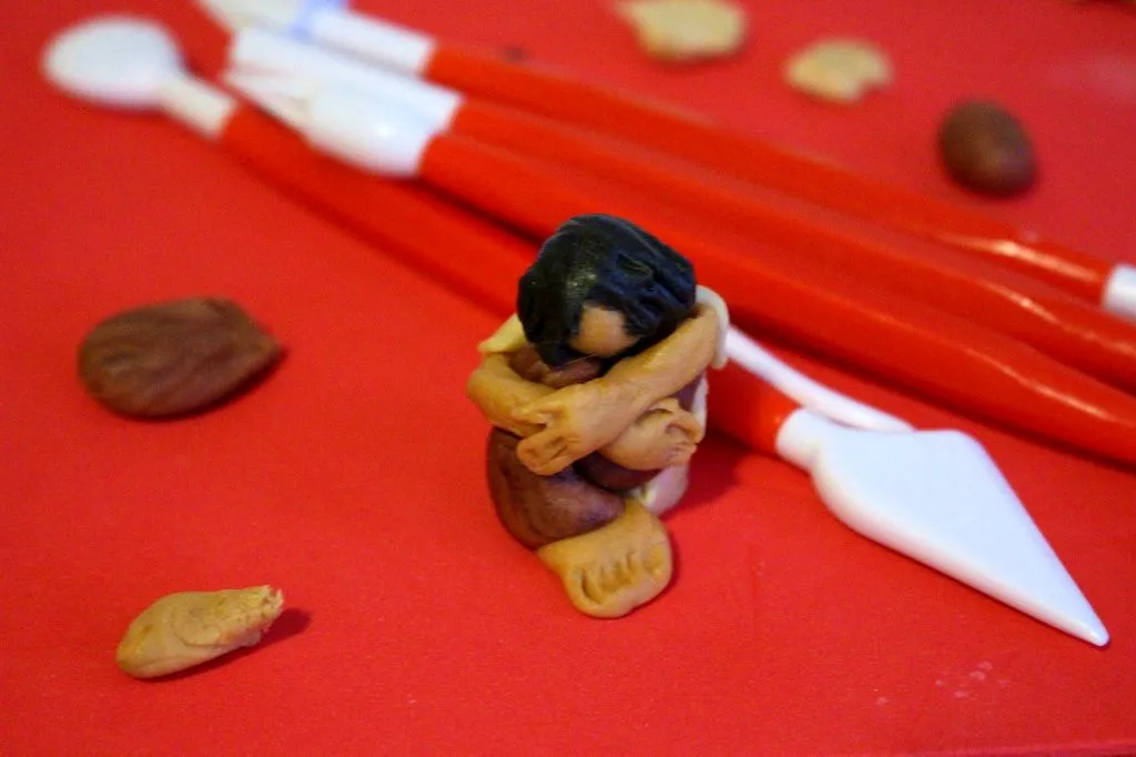 Schritt-für-Schritt-Anleitung zur Gestaltung einer kleinen Fondantfigur in verschiedenen Brauntönen