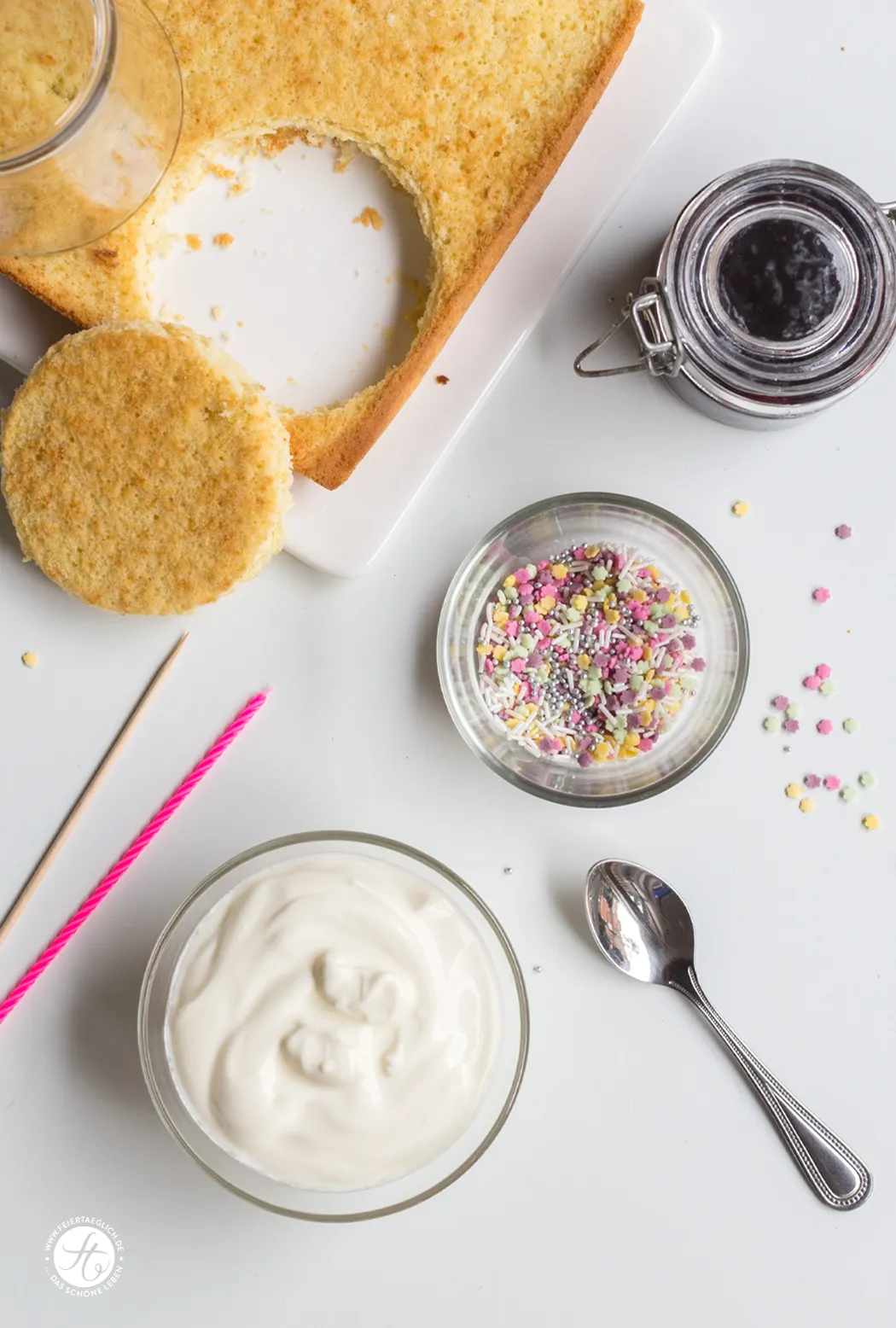 Schritt-für-Schritt-Zubereitung eines Geburtstagstörtchens: Biskuitböden, Creme und Konfitüre werden geschichtet.