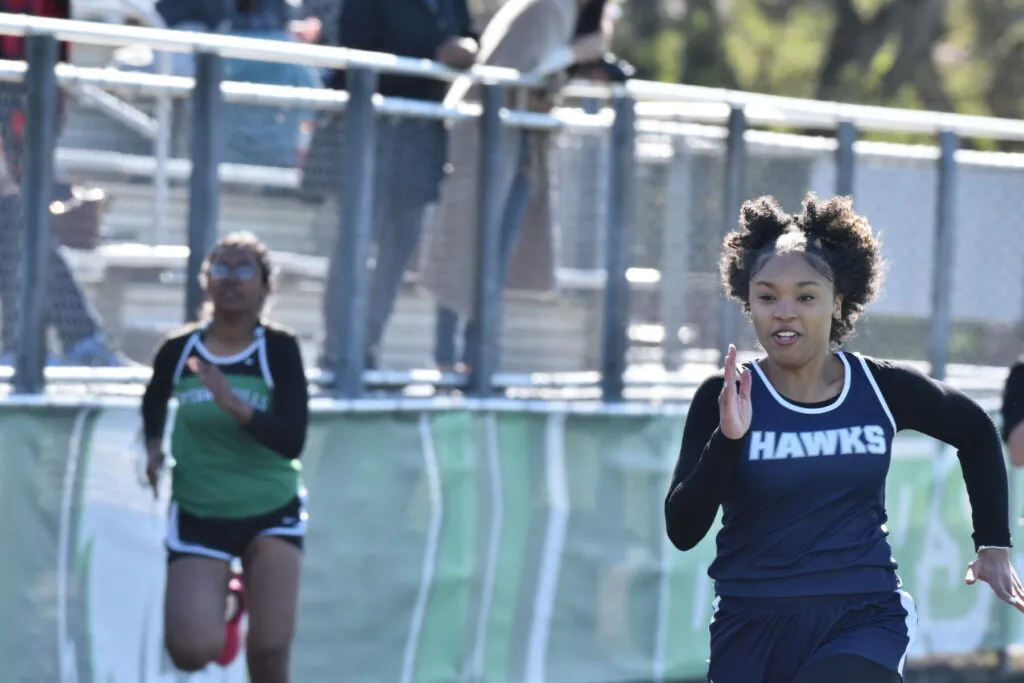 Schüler auf einer Leichtathletikbahn, bereit für den Frühjahrssport