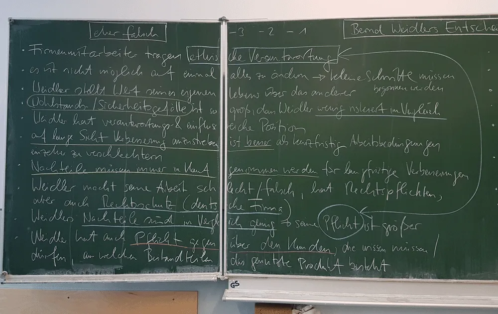 Schüler:innen diskutieren ein Dilemma an der Tafel im Ethikunterricht