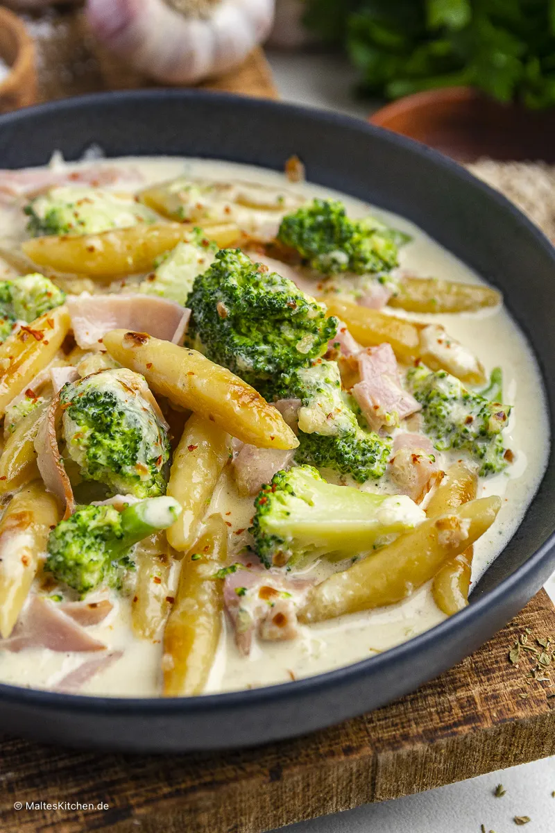 Schupfnudeln mit Kochschinken und Brokkoli in cremiger Sauce
