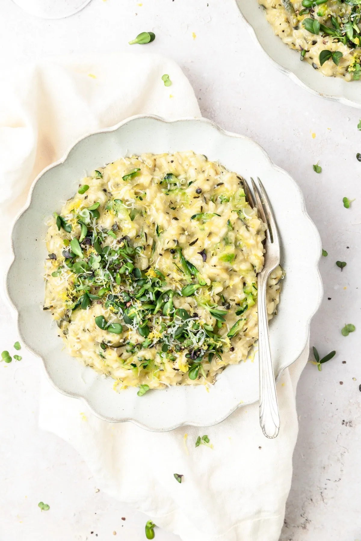 Schüssel mit cremigem Zucchini Risotto, garniert mit Microgreens