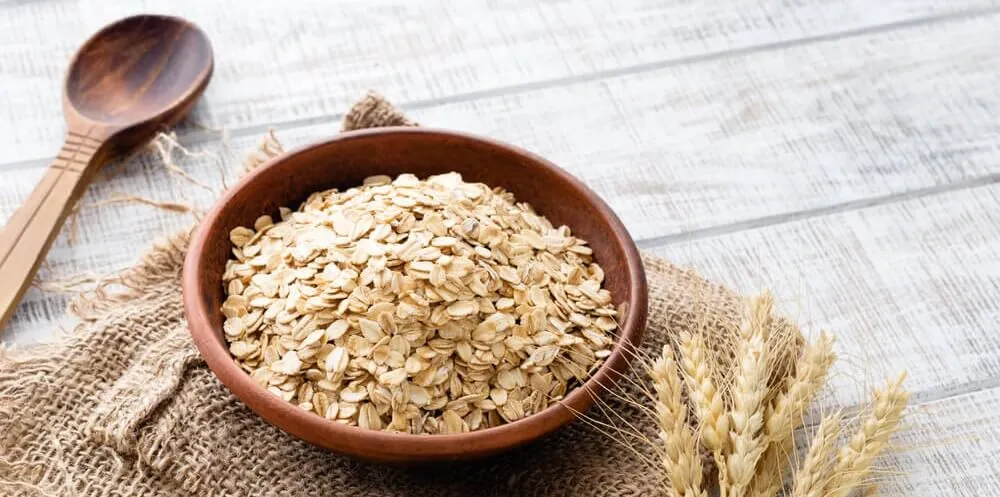 Schüssel mit Haferflockenbrei, verziert mit Heidelbeeren und Bananenscheiben, ein nahrhaftes Durchfall Hausmittel