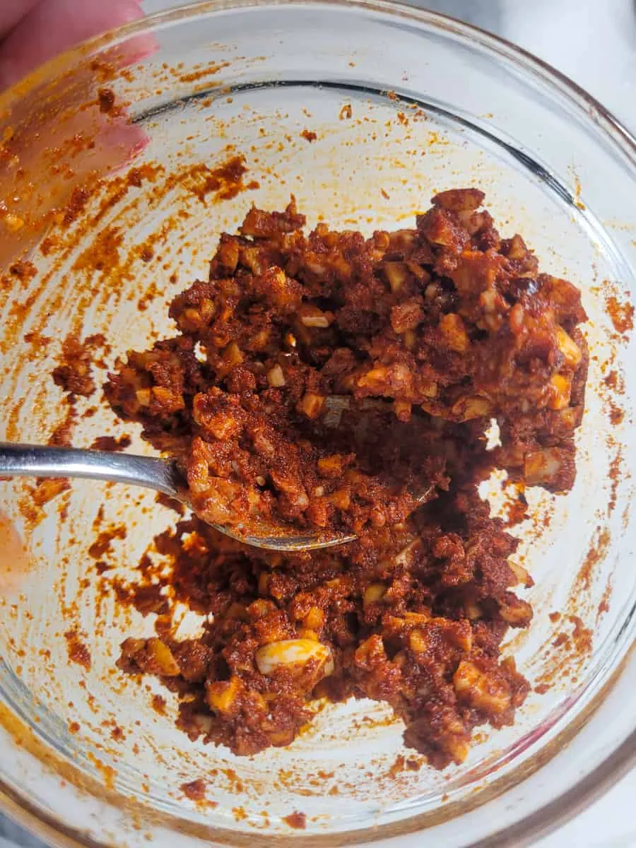 Schüssel mit Paste für eingelegten Camembert