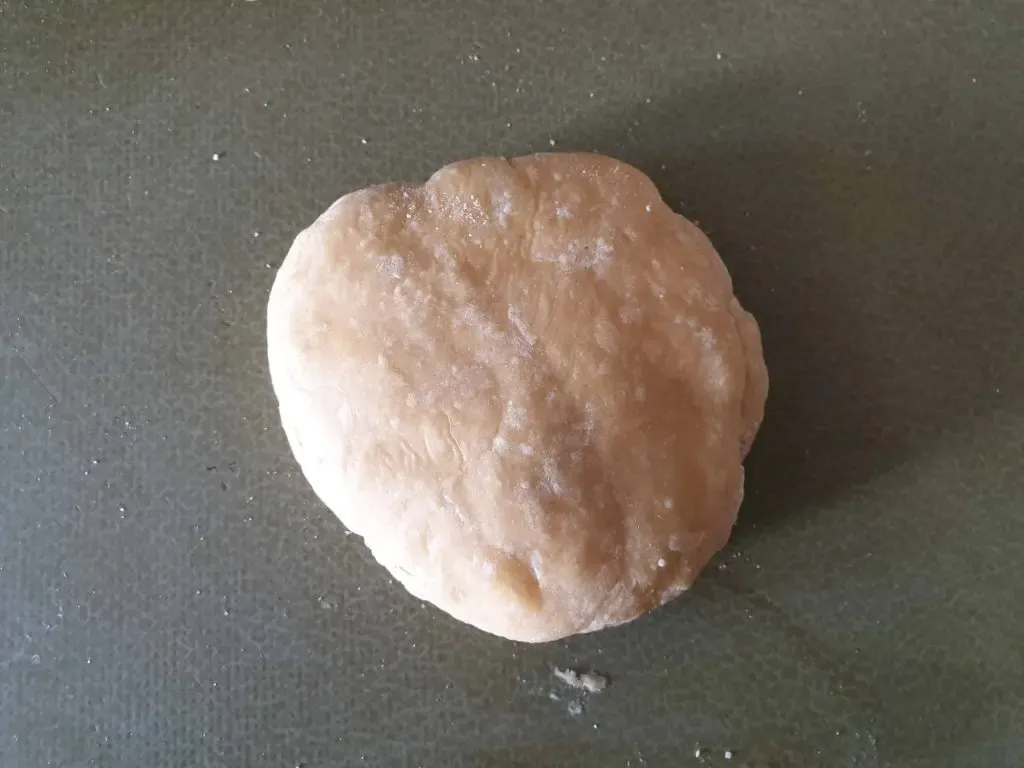 Schwäbischer Eiernudelteig nach dem ersten Mischen