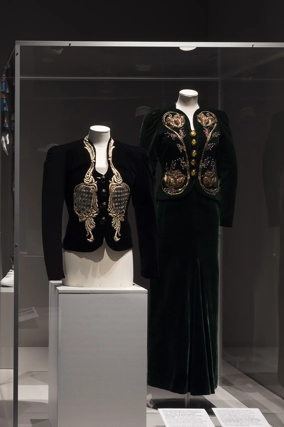 Schwarze Anzugjacke mit Engelsflügel aus Spiegelscherben und grünes Anzug- und Rock-Set