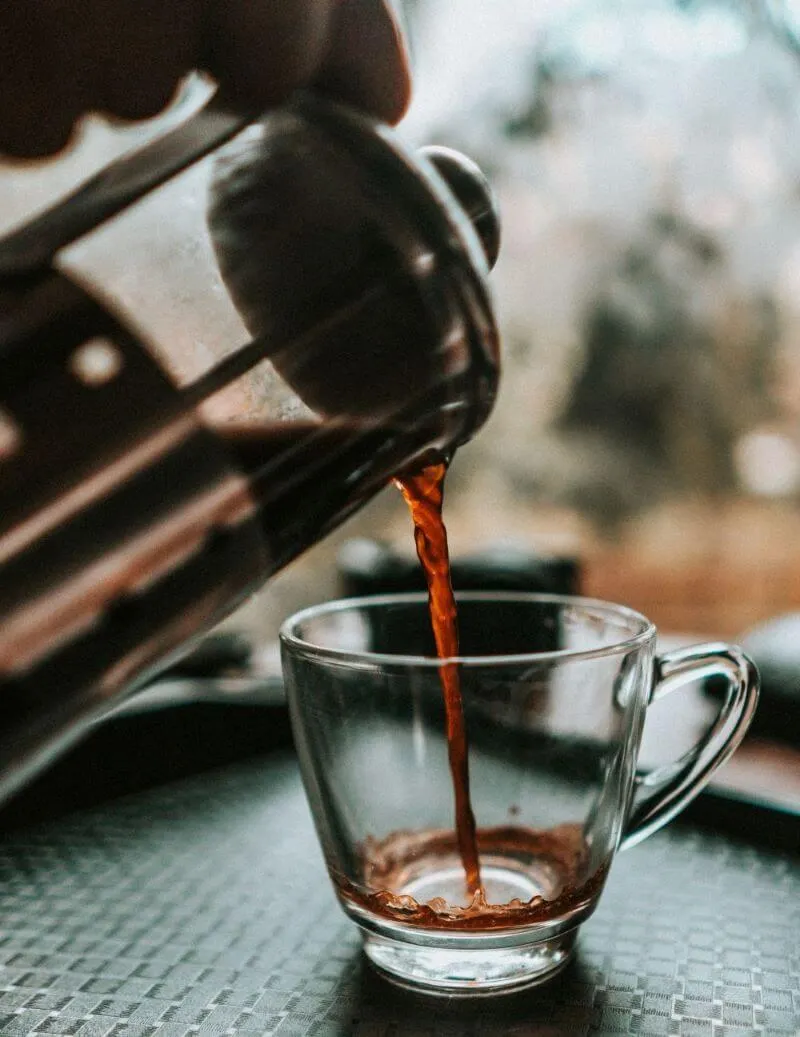 Schwarzer Filterkaffee mit der French Press