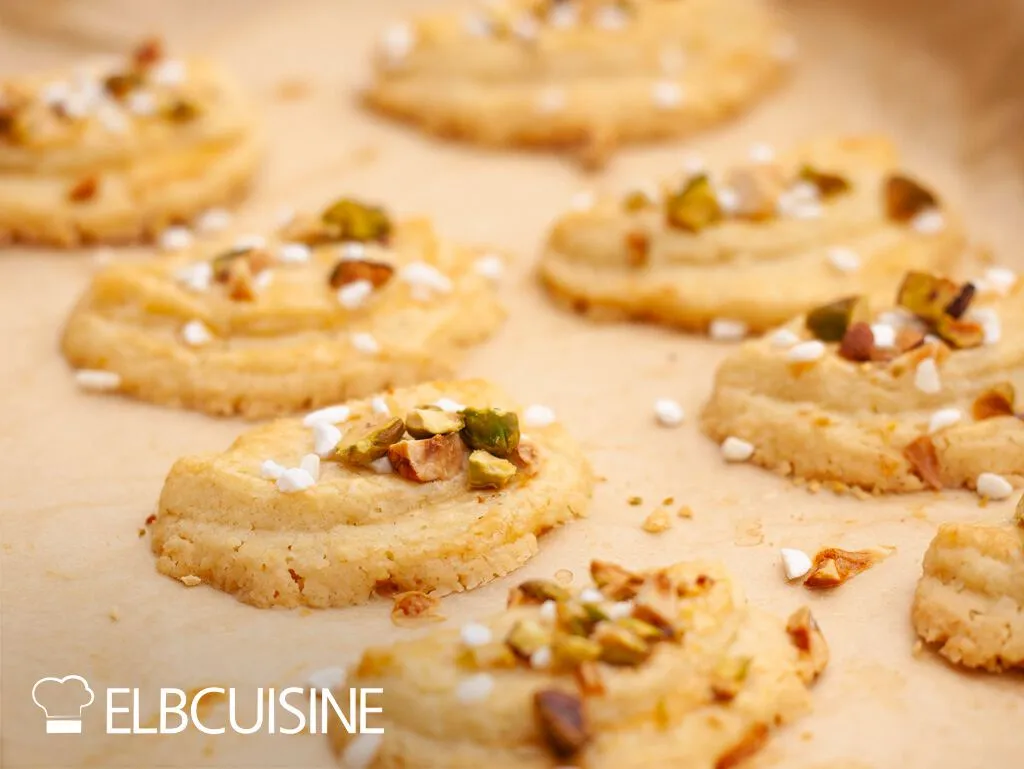 Schwedische Uppåkrakakor, verziert mit Nüssen und Hagelzucker