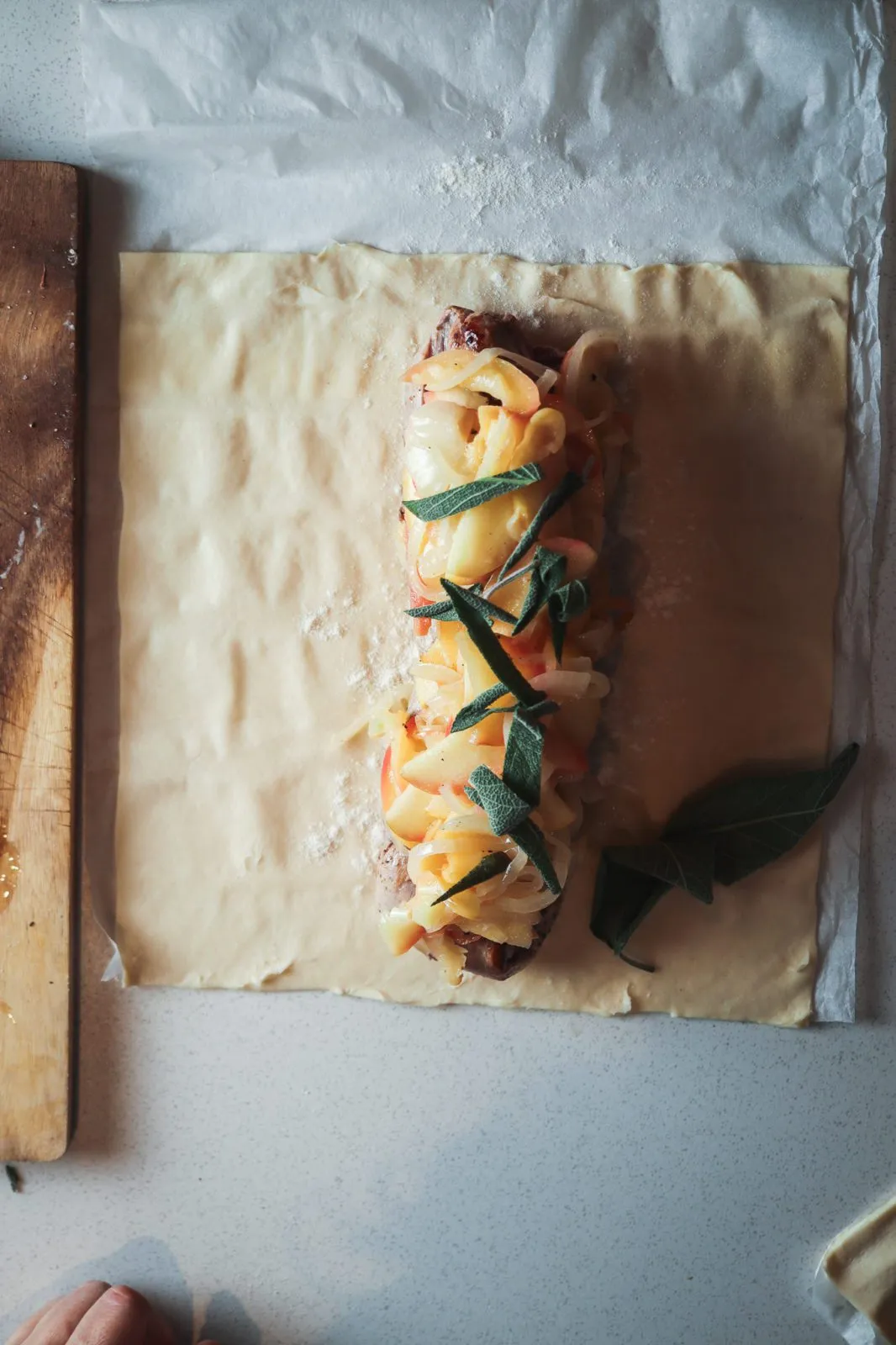 Schweinefilet auf Blätterteig mit Füllung und Salbei