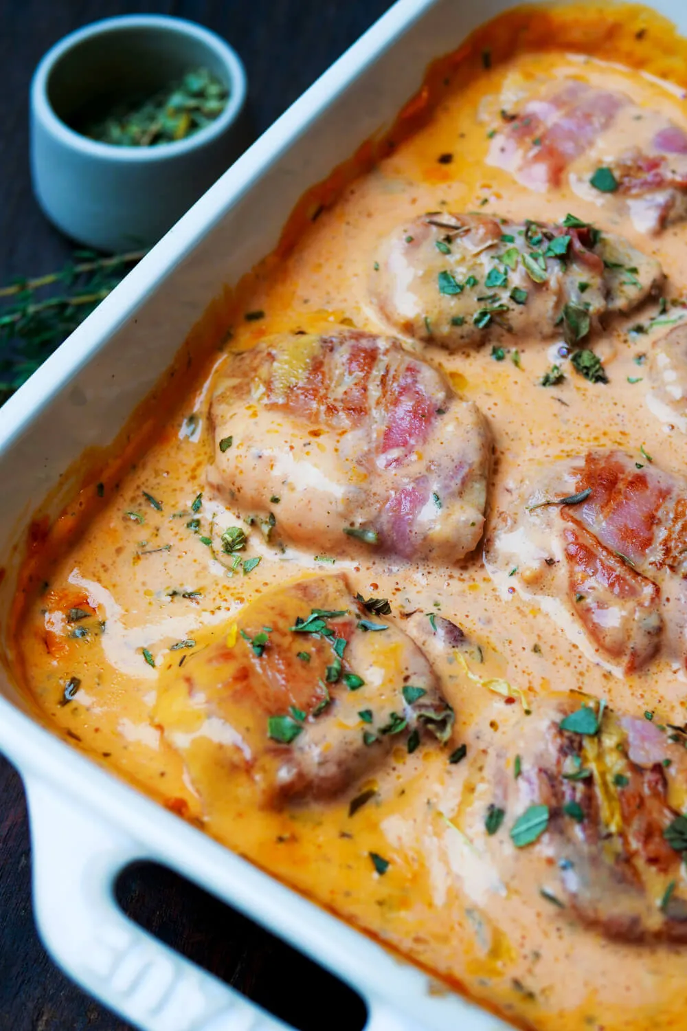 Schweinefilet im Speckmantel mit Sauce aus dem Ofen