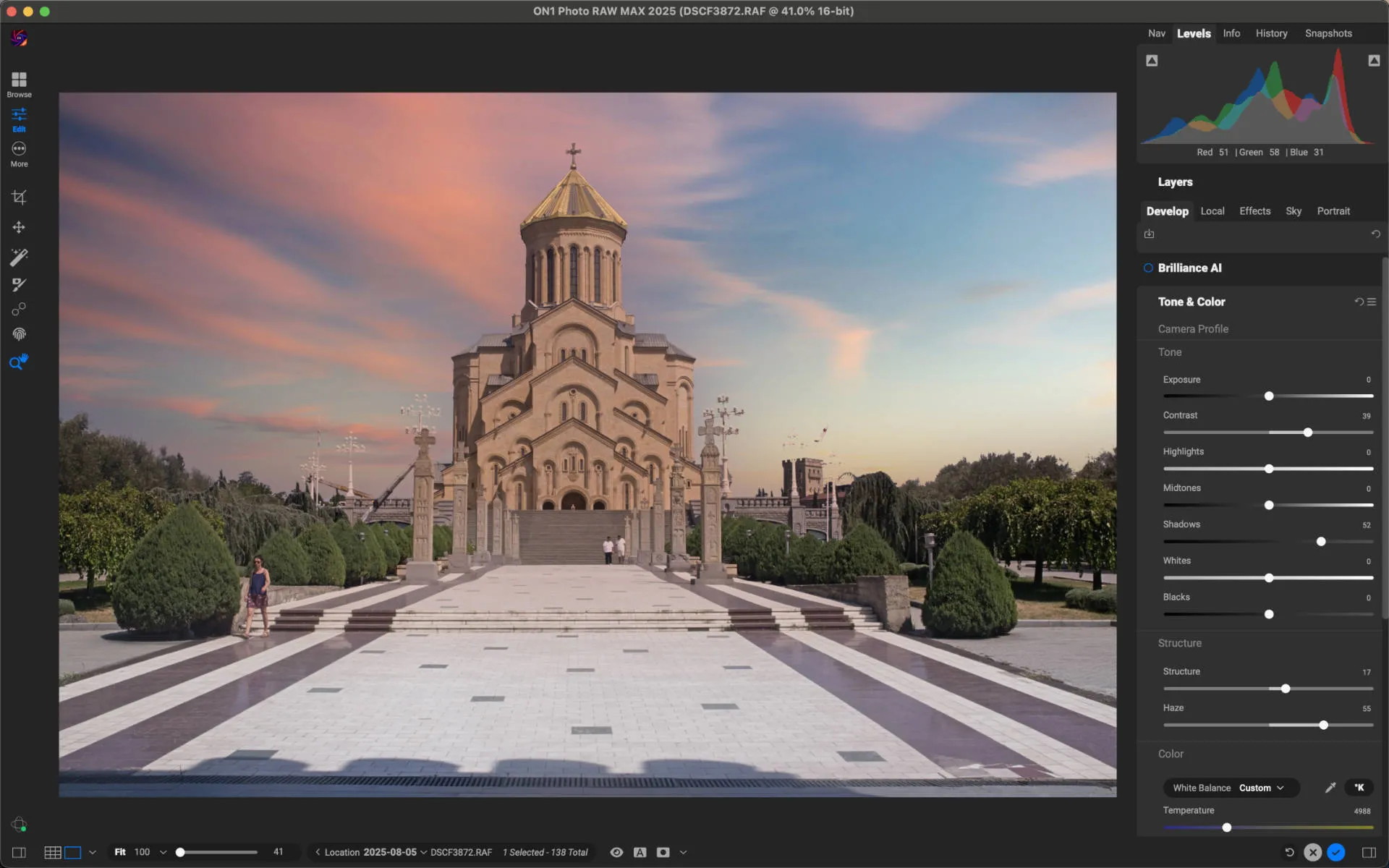 Screenshot der ON1 Photo RAW Max Benutzeroberfläche mit einem geöffneten Bild und Bearbeitungspanels