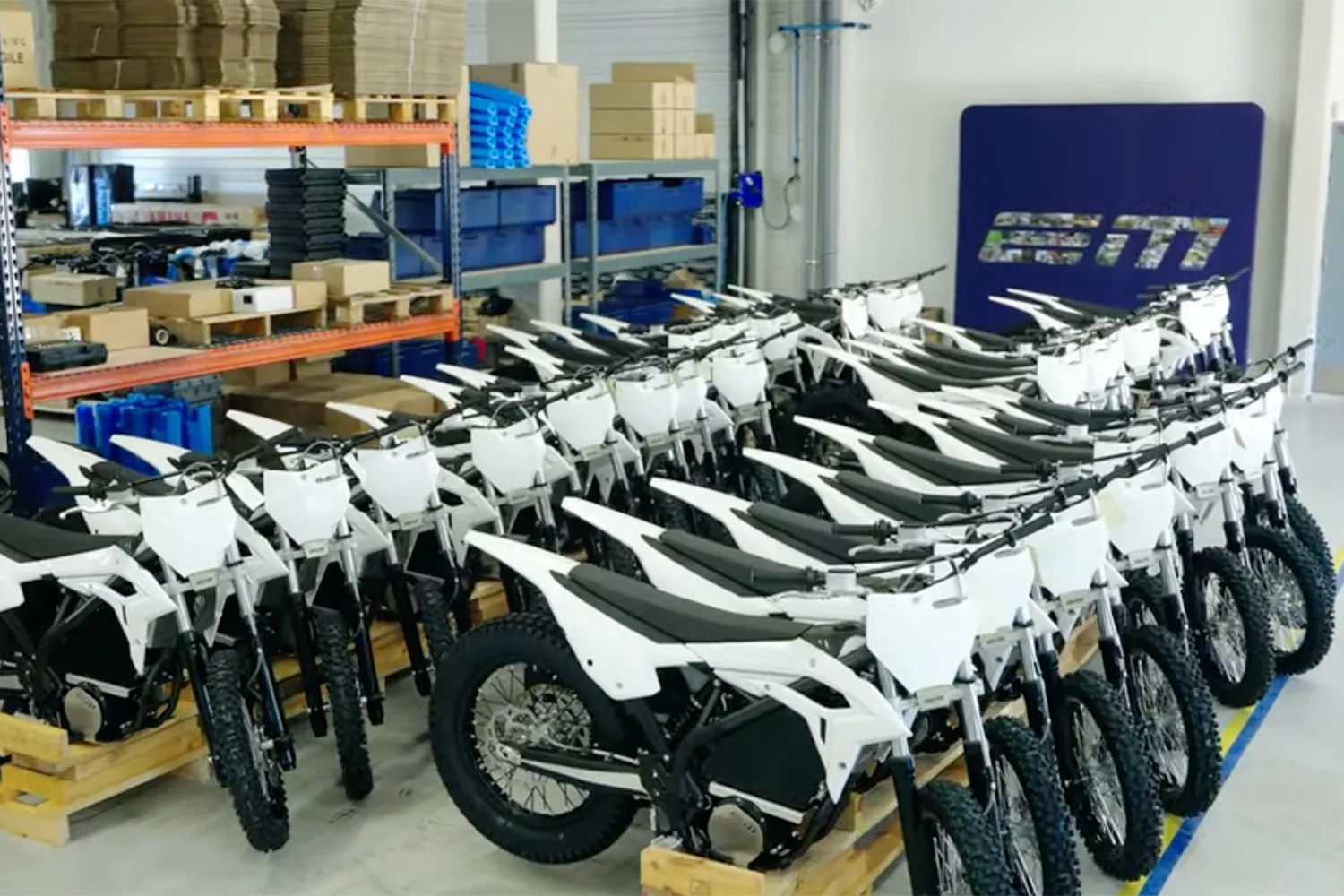 Sébastien Poirier, Präsident der FFM, präsentiert stolz ein neues Elektromotorrad für den Motoball