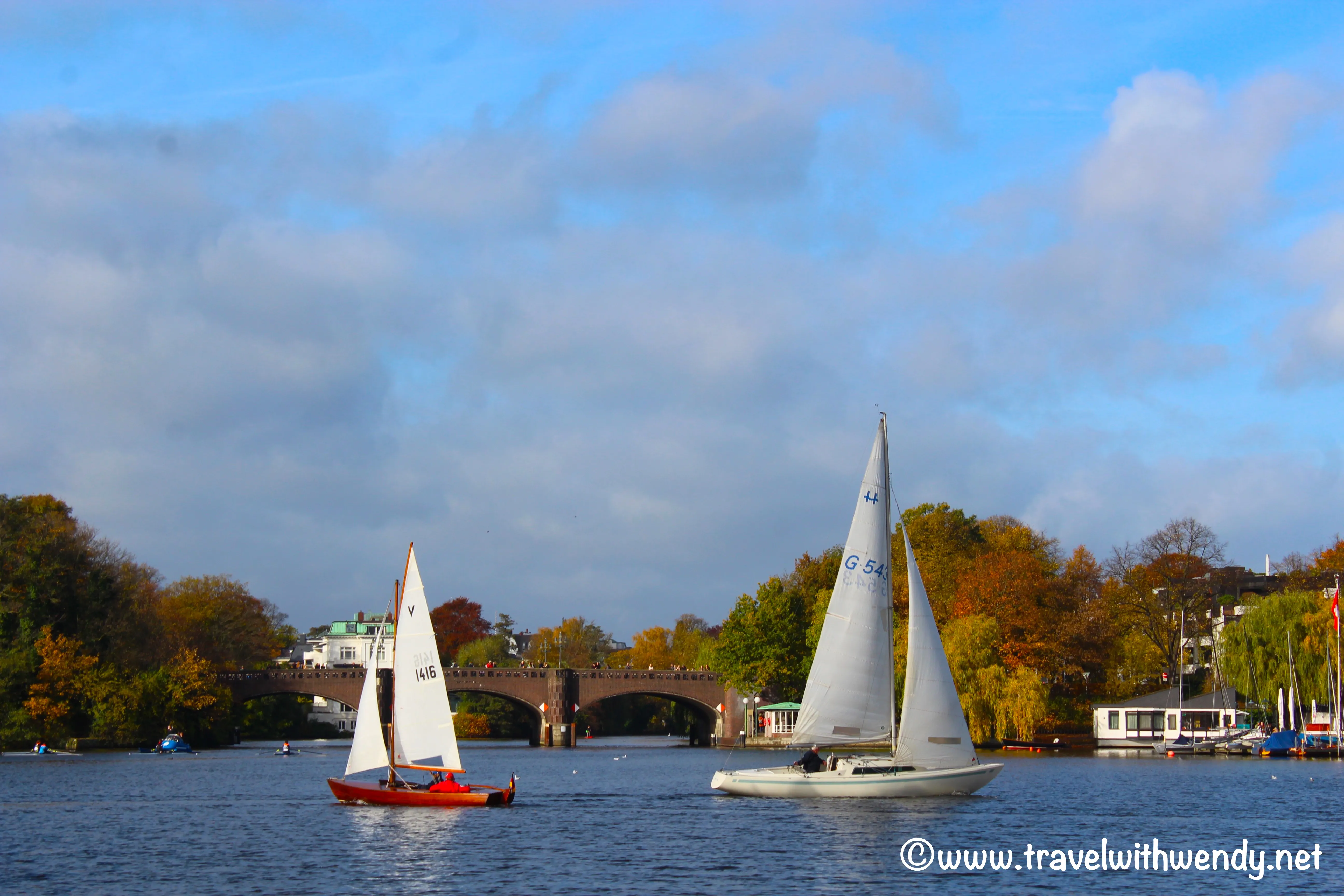 Segelboote im Hafen bei Sonnenuntergang, symbolisch für Reisen und Entdeckungen