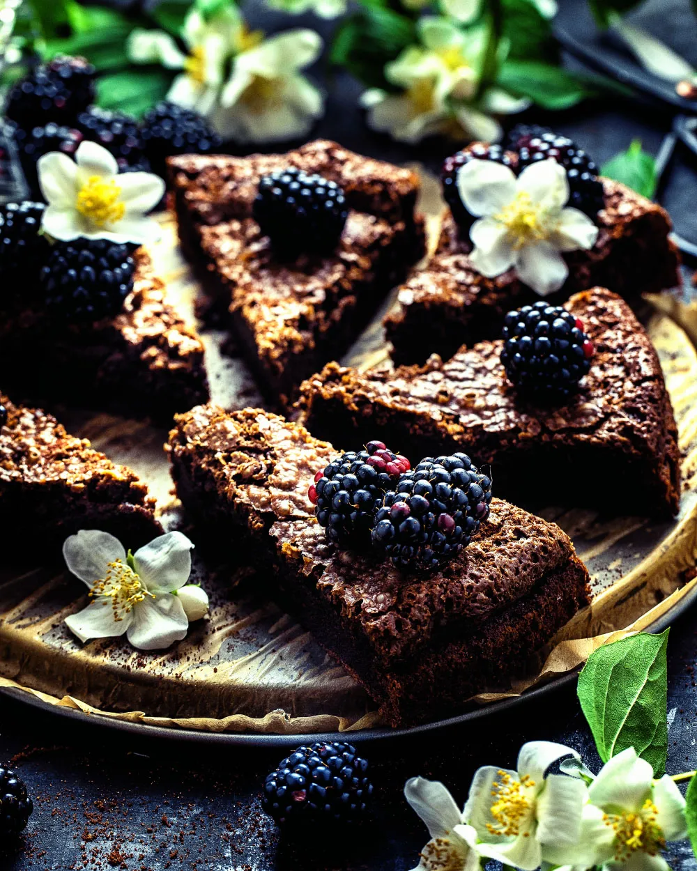 Sehr saftiger Schokoladen-Brownie-Kuchen auf Servierplatte