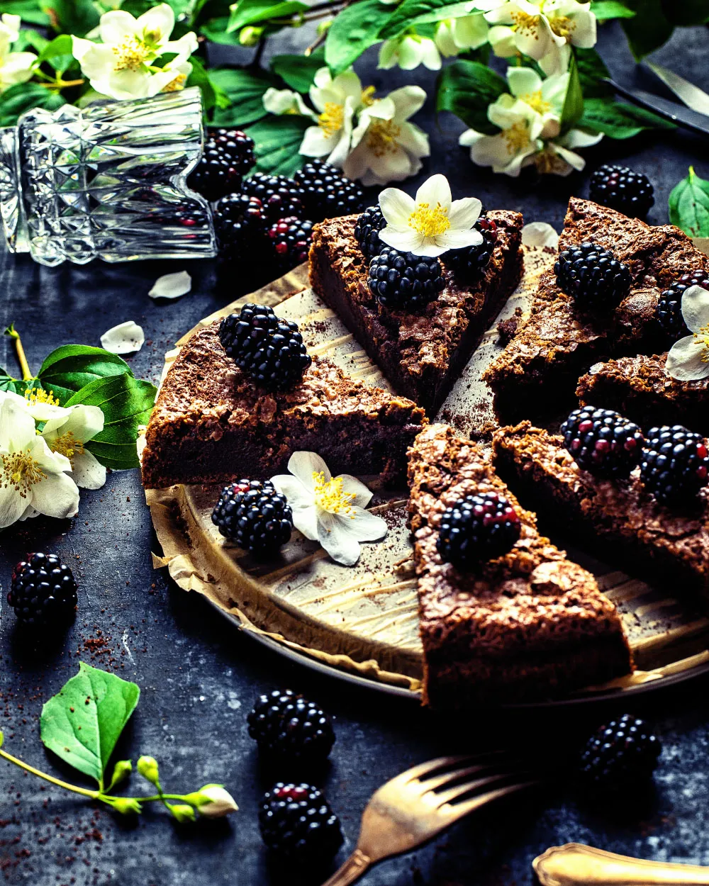 Sehr saftiger Schokoladen-Brownie-Kuchen mit Blumen dekoriert