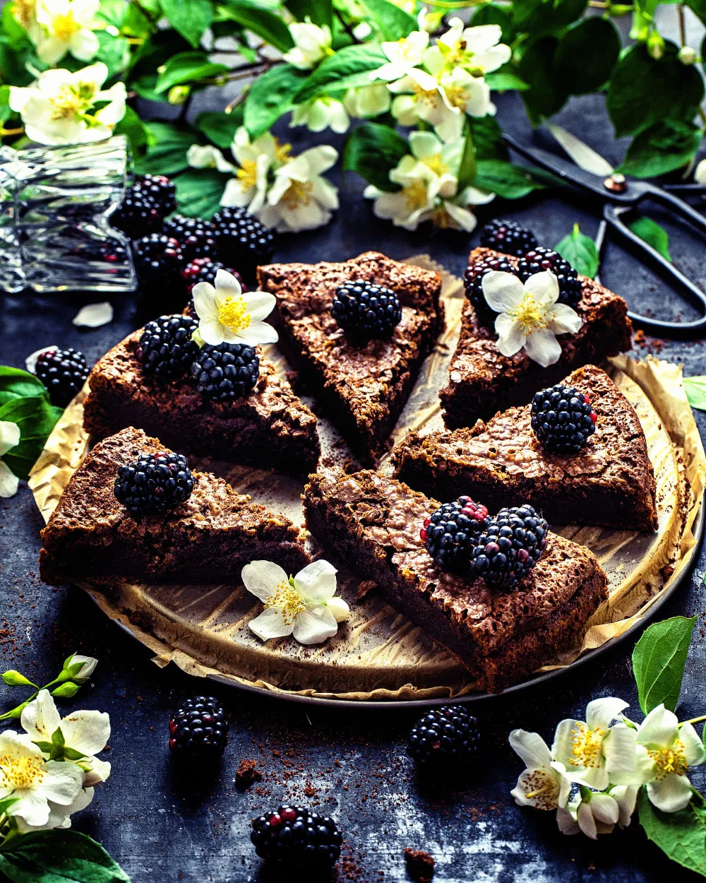 Sehr saftiger Schokoladen-Brownie-Kuchen mit Brombeeren