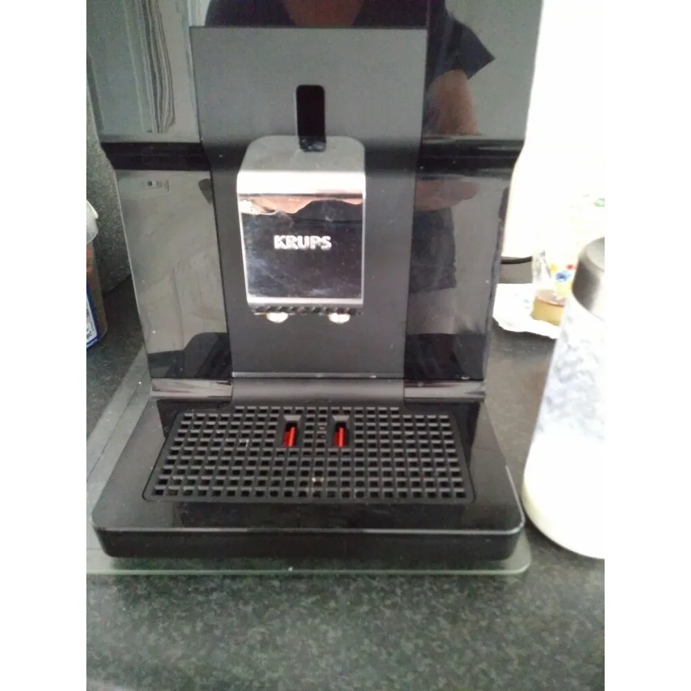 Seitenansicht der Krups Intuition Preference EA8738, die das moderne Design und die kompakte Form zeigt