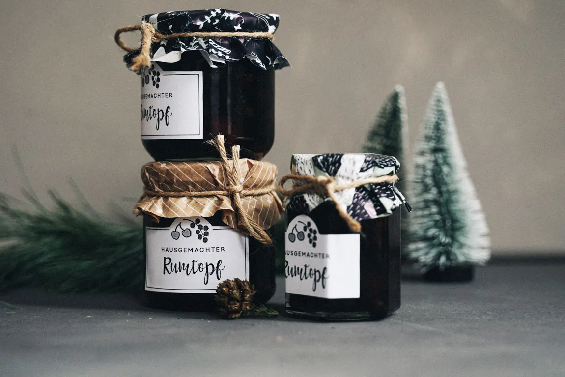 Selbstgemachter Rumtopf mit einem dekorativen Etikett