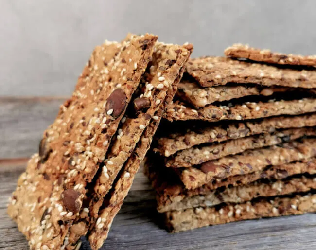 Selbstgemachtes Knäckebrot mit Körnern und Saaten