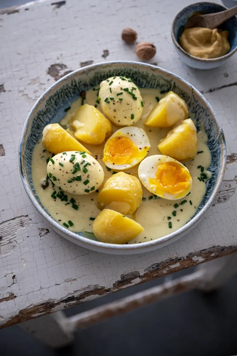 Senfeier mit Kartoffeln und Petersilie auf einem Teller