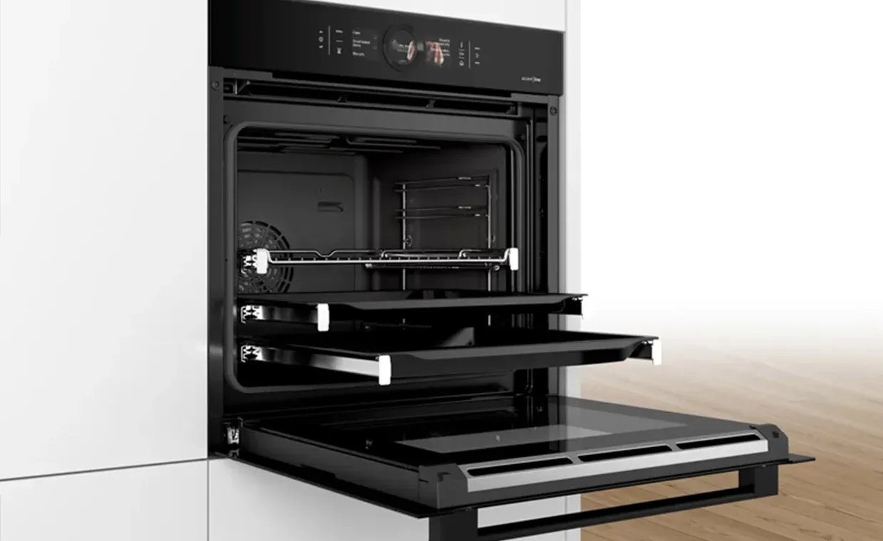 Sensor-Backofen mit Dampffunktion und smarter Reinigung