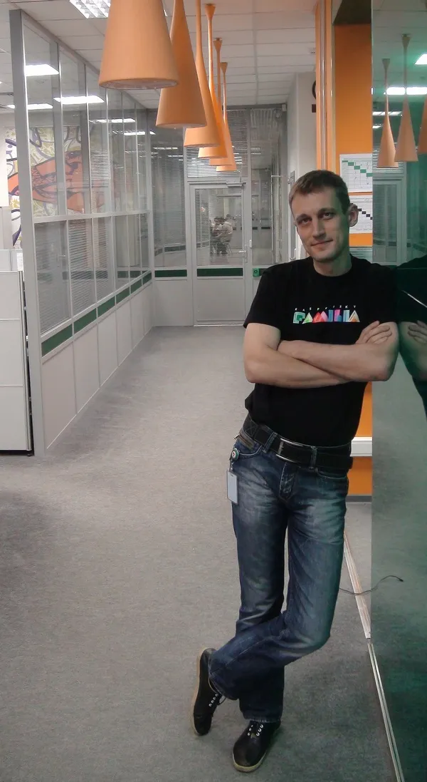 Sergey Ulasen bei der Arbeit an seinem Schreibtisch