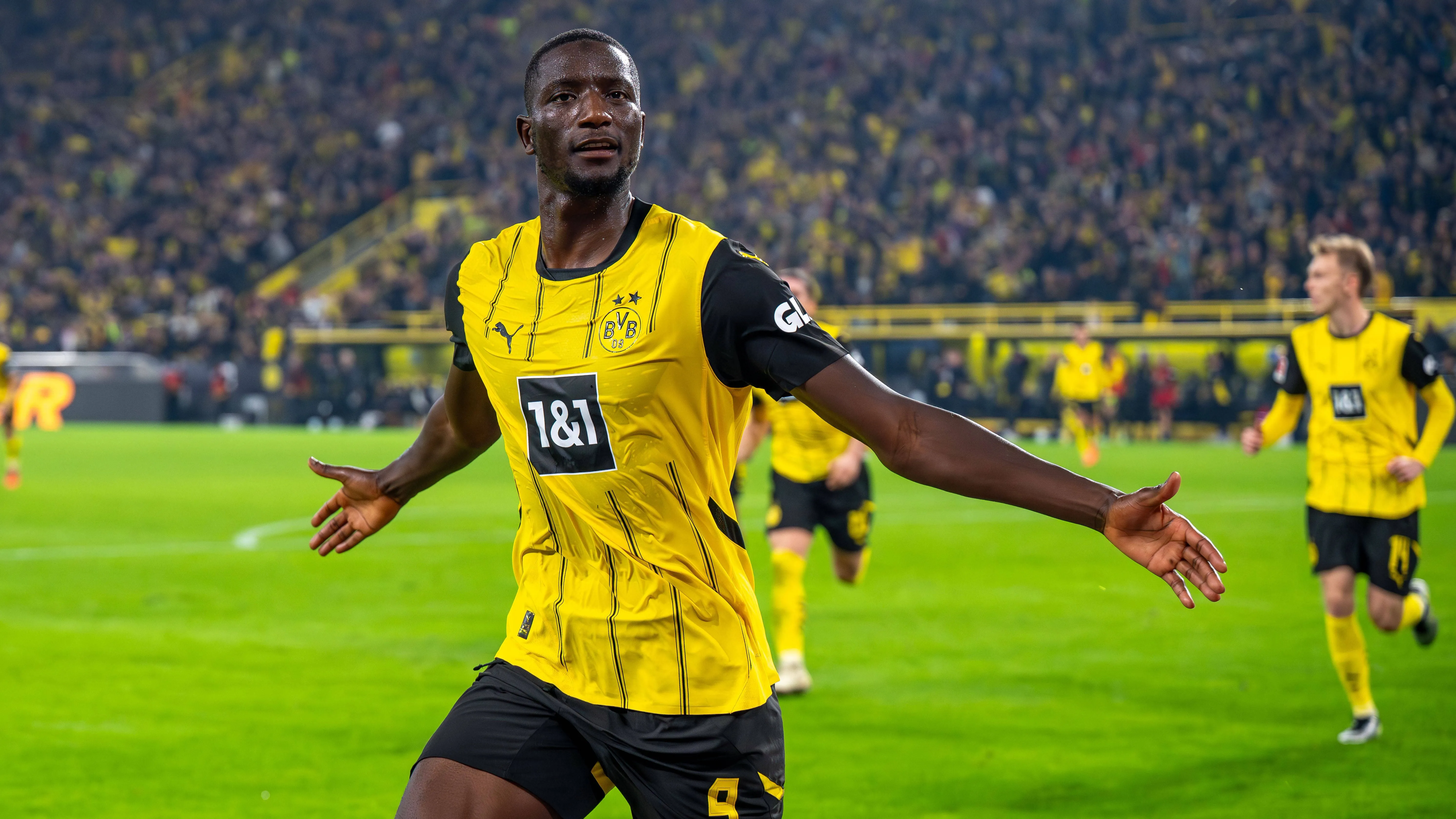 Serhou Guirassy im Trikot von Borussia Dortmund, bereit für den Abschluss