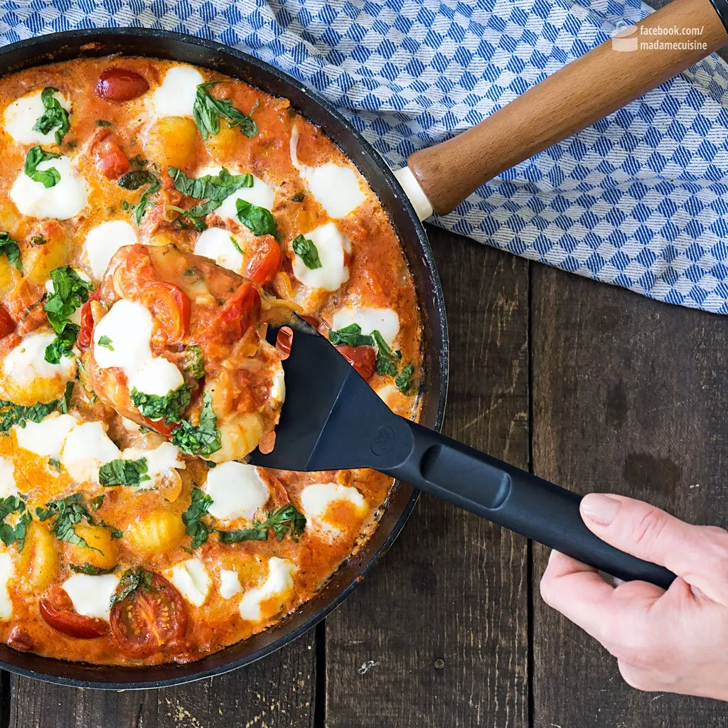 Servierfertige Gnocchi mit Tomatensoße, Basilikum und geschmolzenem Mozzarella aus dem Ofen