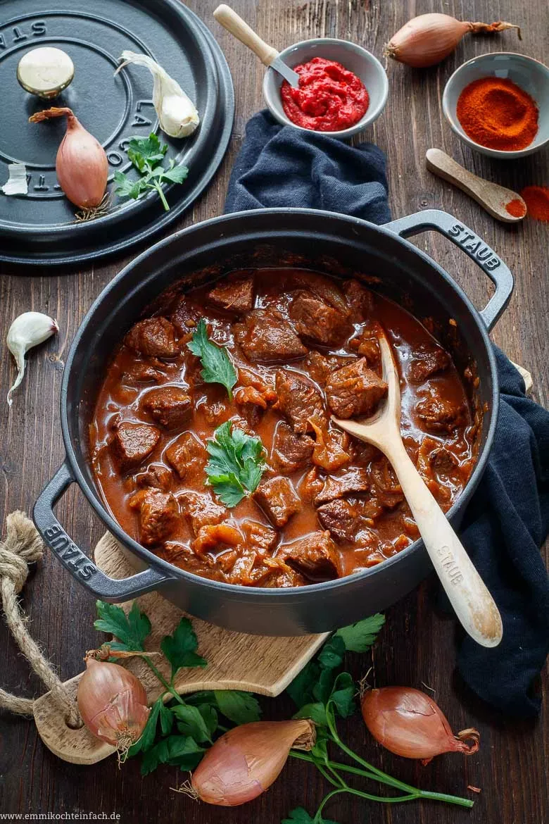 Servierfertiges Rindergulasch mit Klößen und Petersilie