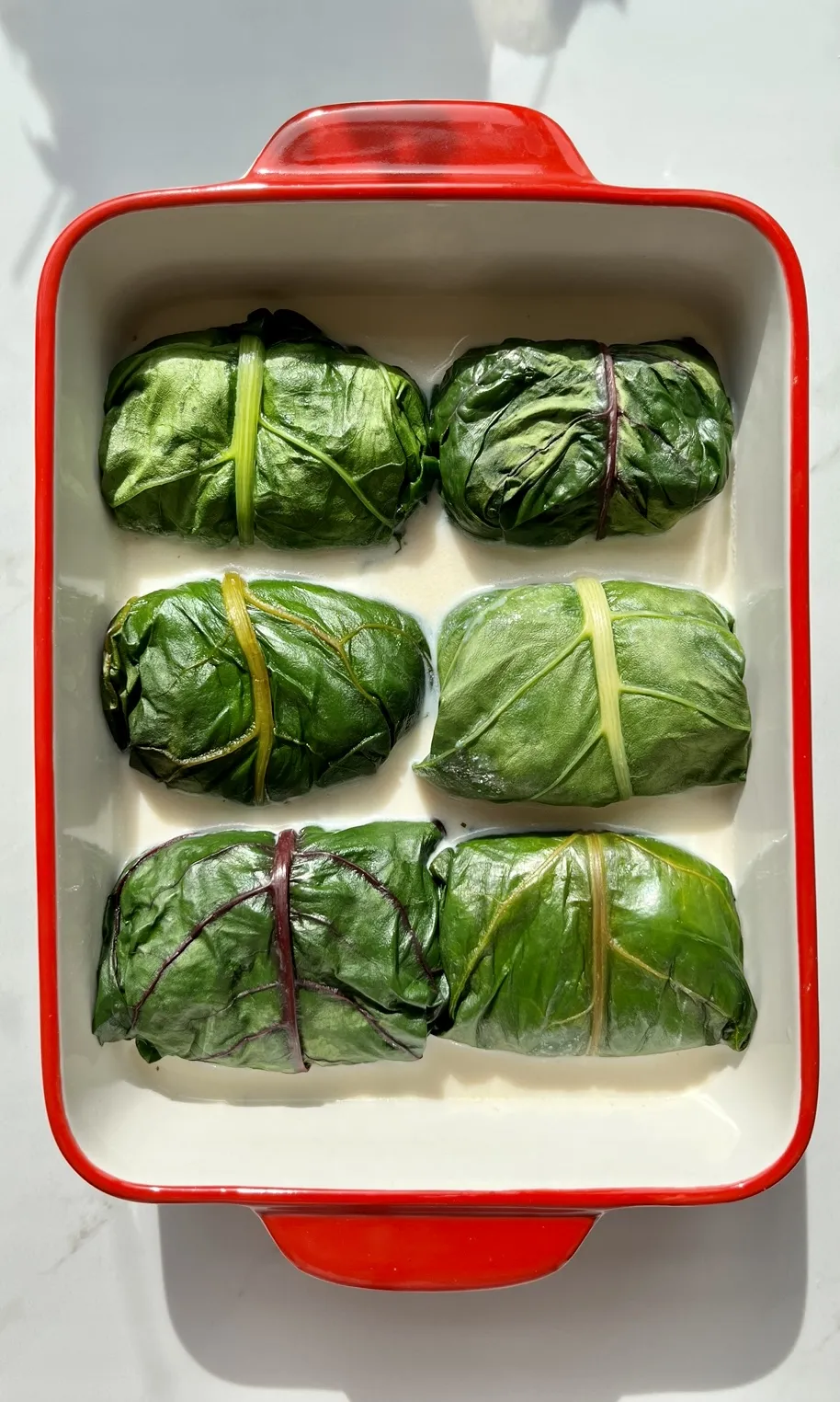 Servierte Capuns mit Käse und Wurst