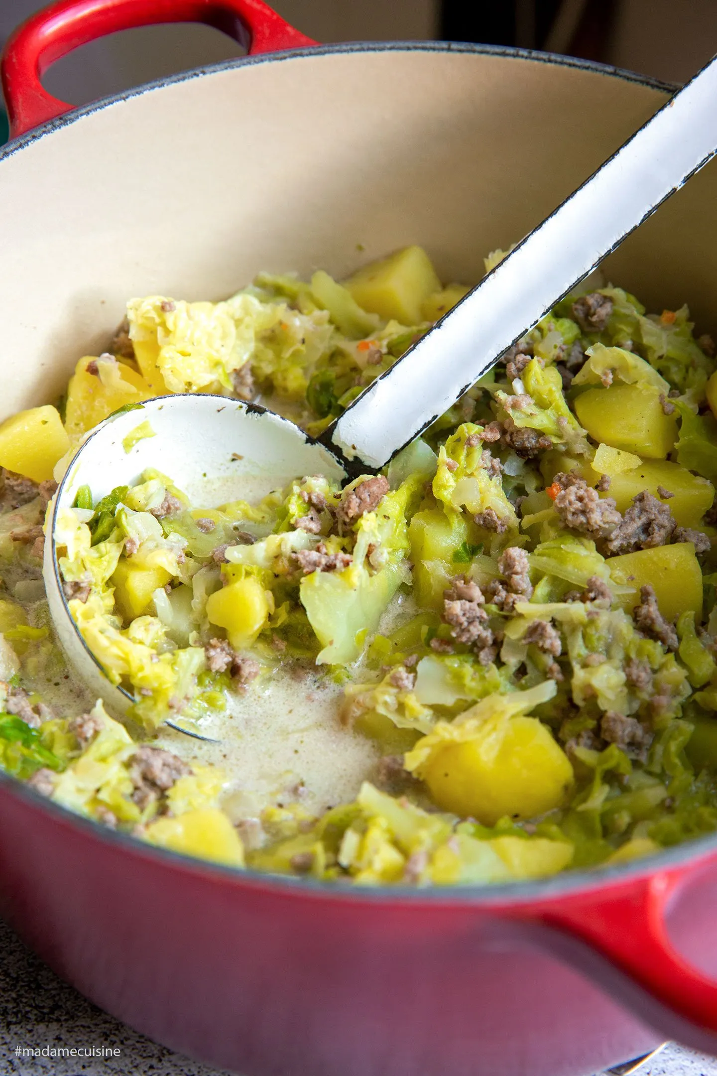 Servierte Schalen mit Wirsing-Eintopf und Brotstücken, bereit für eine gemütliche Mahlzeit