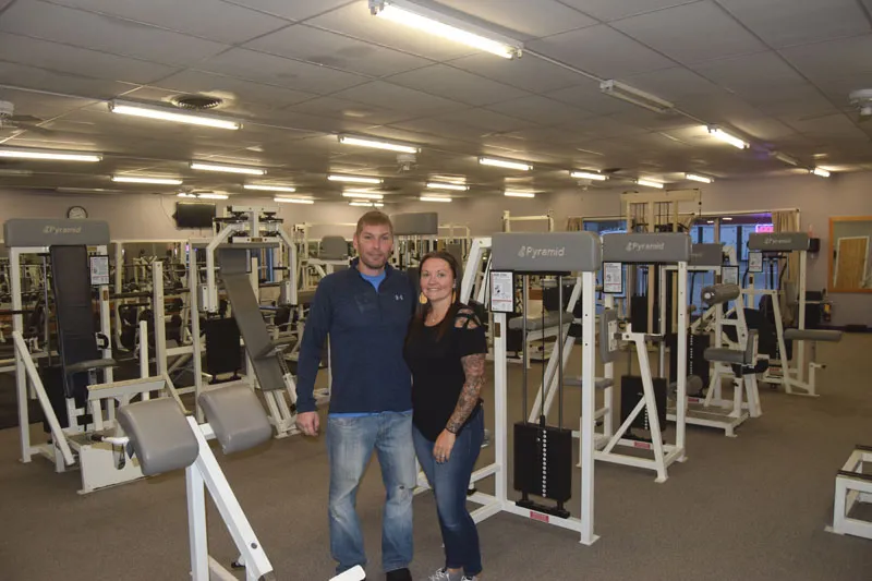 Shayne und Stephanie Reichard stehen im Panther Gym in Waldoboro und präsentieren stolz ihr neues Fitnessstudio.