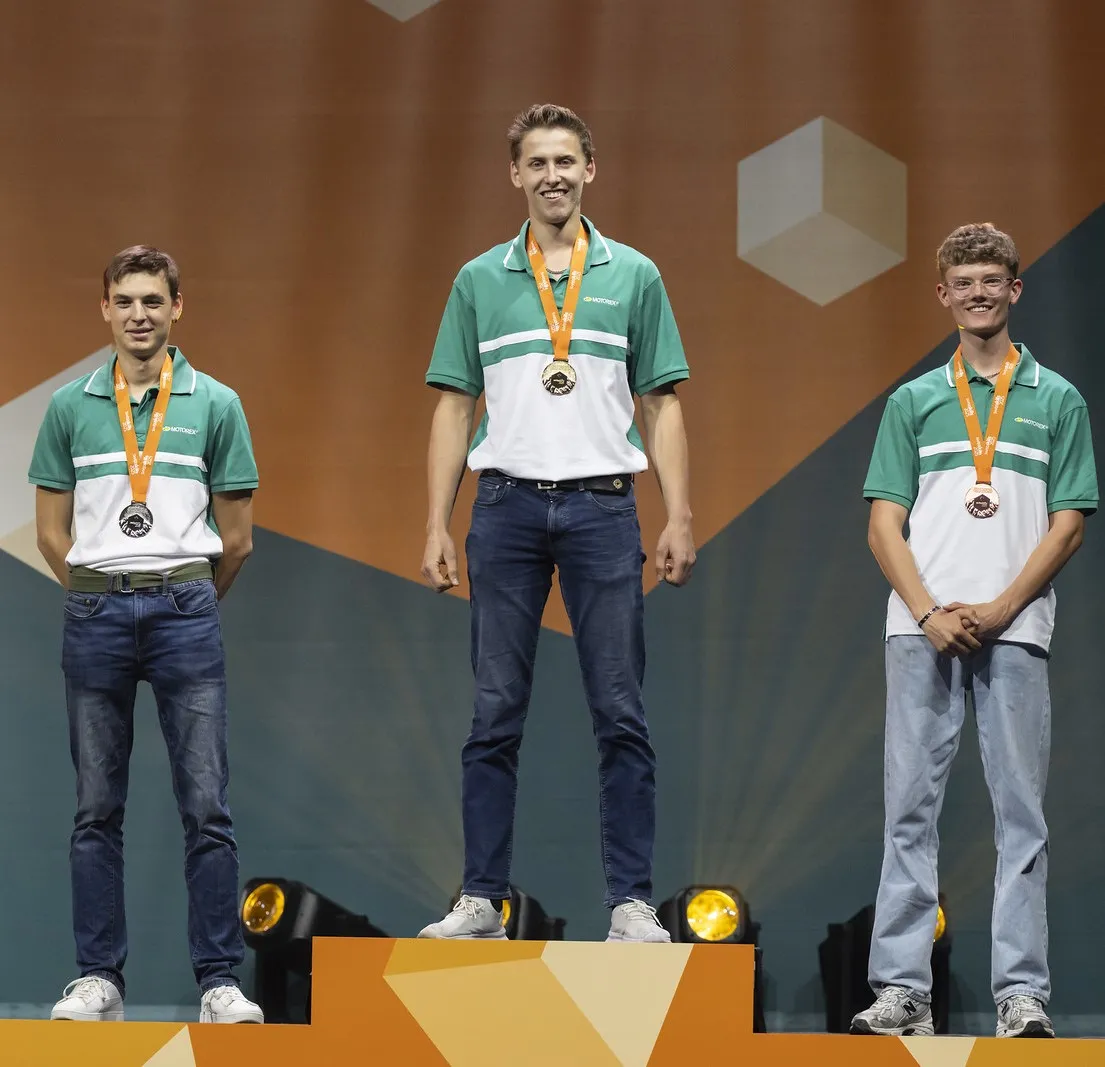 Siegerpodest der SwissSkills 2025 mit Tobias Roth (1. Platz), Sandro Amrhein (2. Platz) und Raphael Tartler (3. Platz).