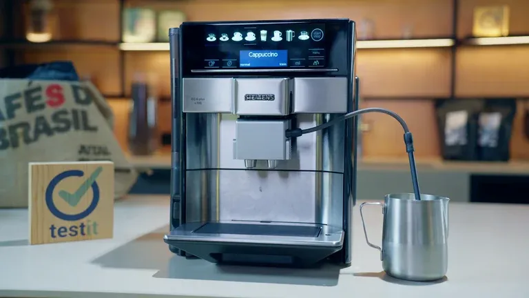 Sieht schmuck aus und hat einiges auf dem Kasten: Der Siemens EQ.6 plus S700 holt sich den Testsieg.