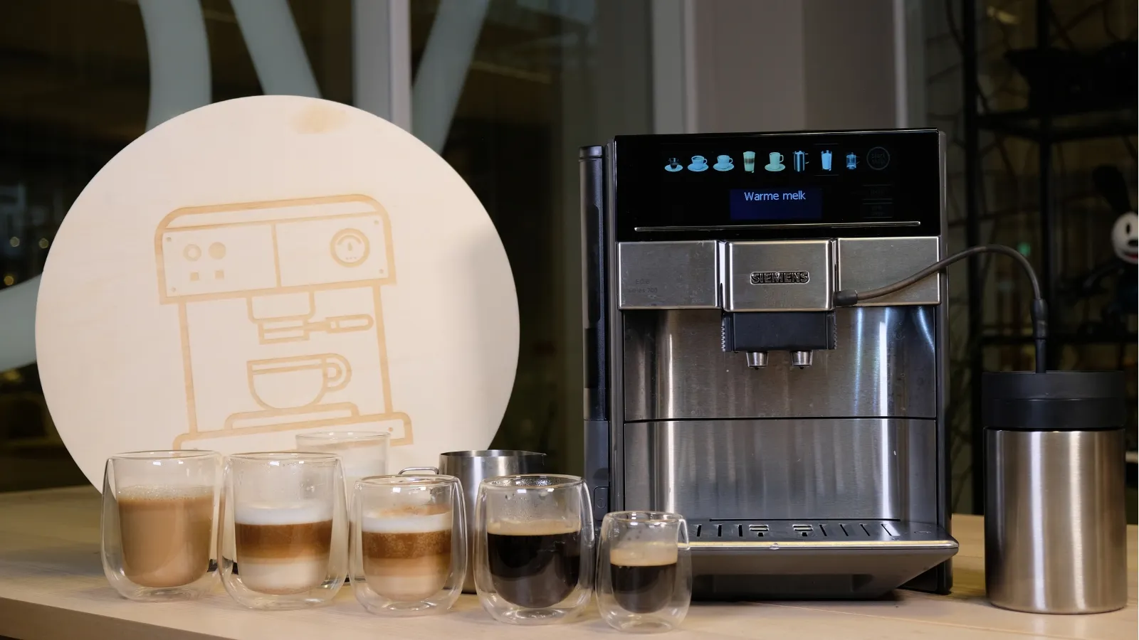 Siemens EQ.6 plus s700 auf dem Tisch