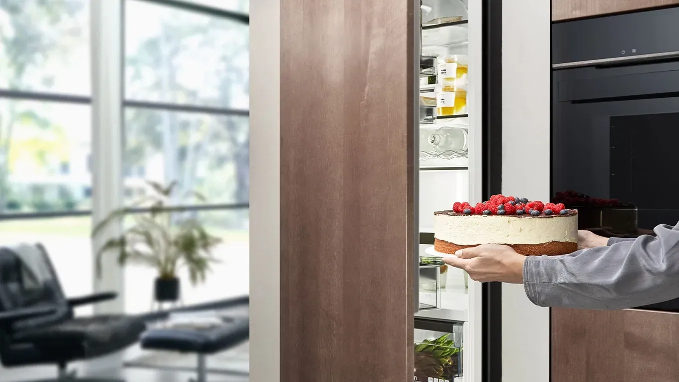 Siemens iQ700 Kühlschrank mit offener Tür und blauer Beleuchtung, die die openAssist-Funktion hervorhebt