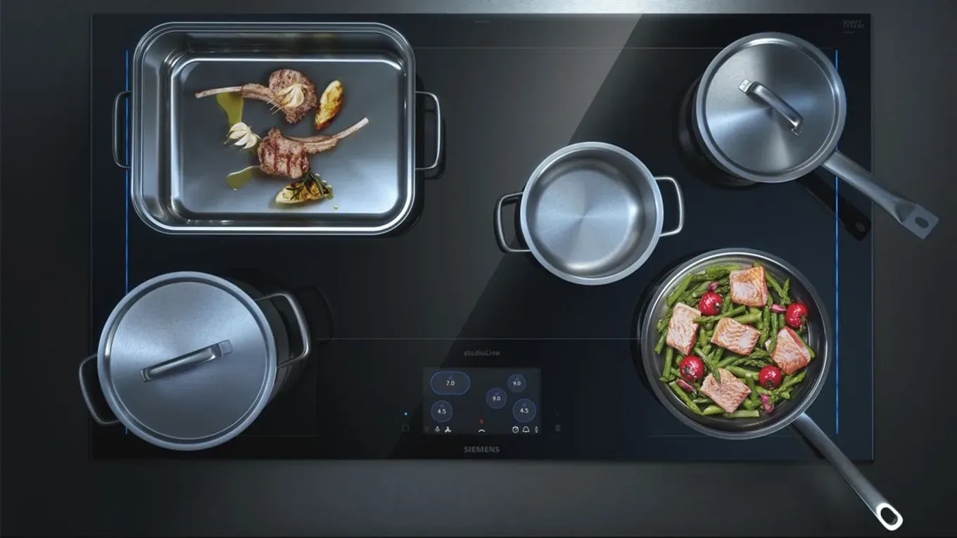 Siemens studioLine Induktionskochfeld mit Edelstahltöpfen und Bräter von oben