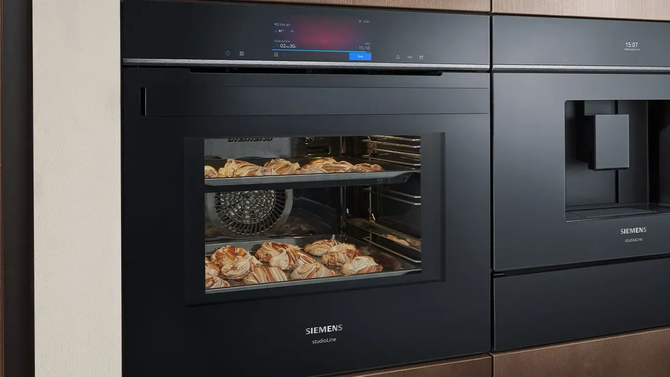 Siemens studioLine iQ700 Einbau-Backofen mit moderner Touch-Bedienung