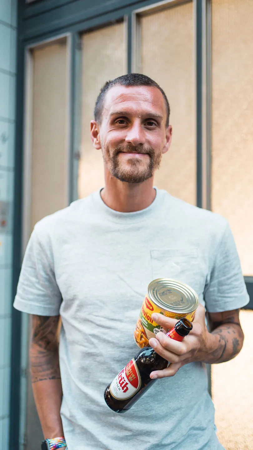 Simon Zoller, ein Fußballprofi, der seine Verbundenheit zu Köln und seine Liebe zu einfachen Freuden wie Ravioli und Kölsch zum Ausdruck bringt.