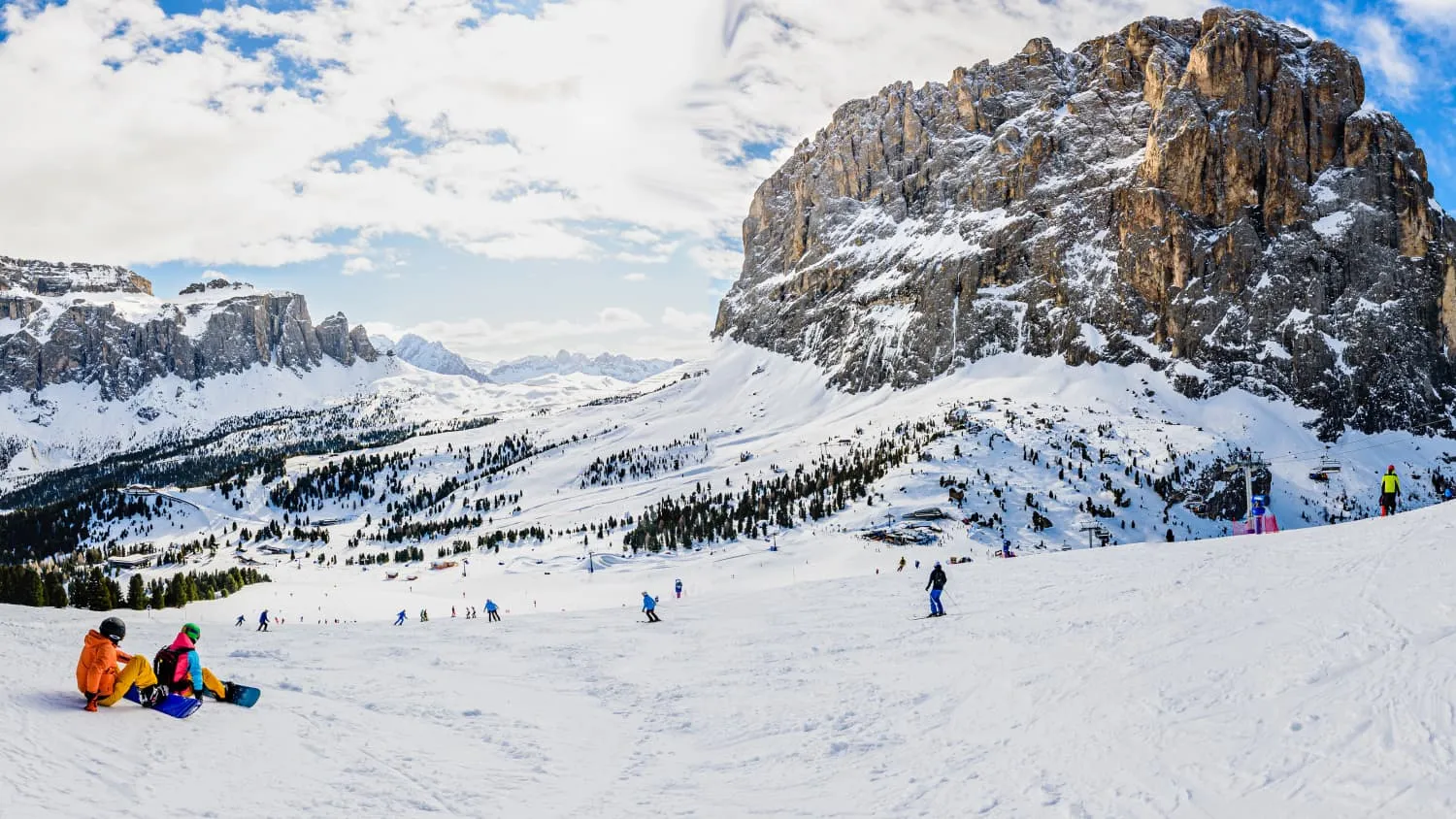 Skifahrer an der Sellaronda in Südtirol mit Blick auf das Sellamassiv