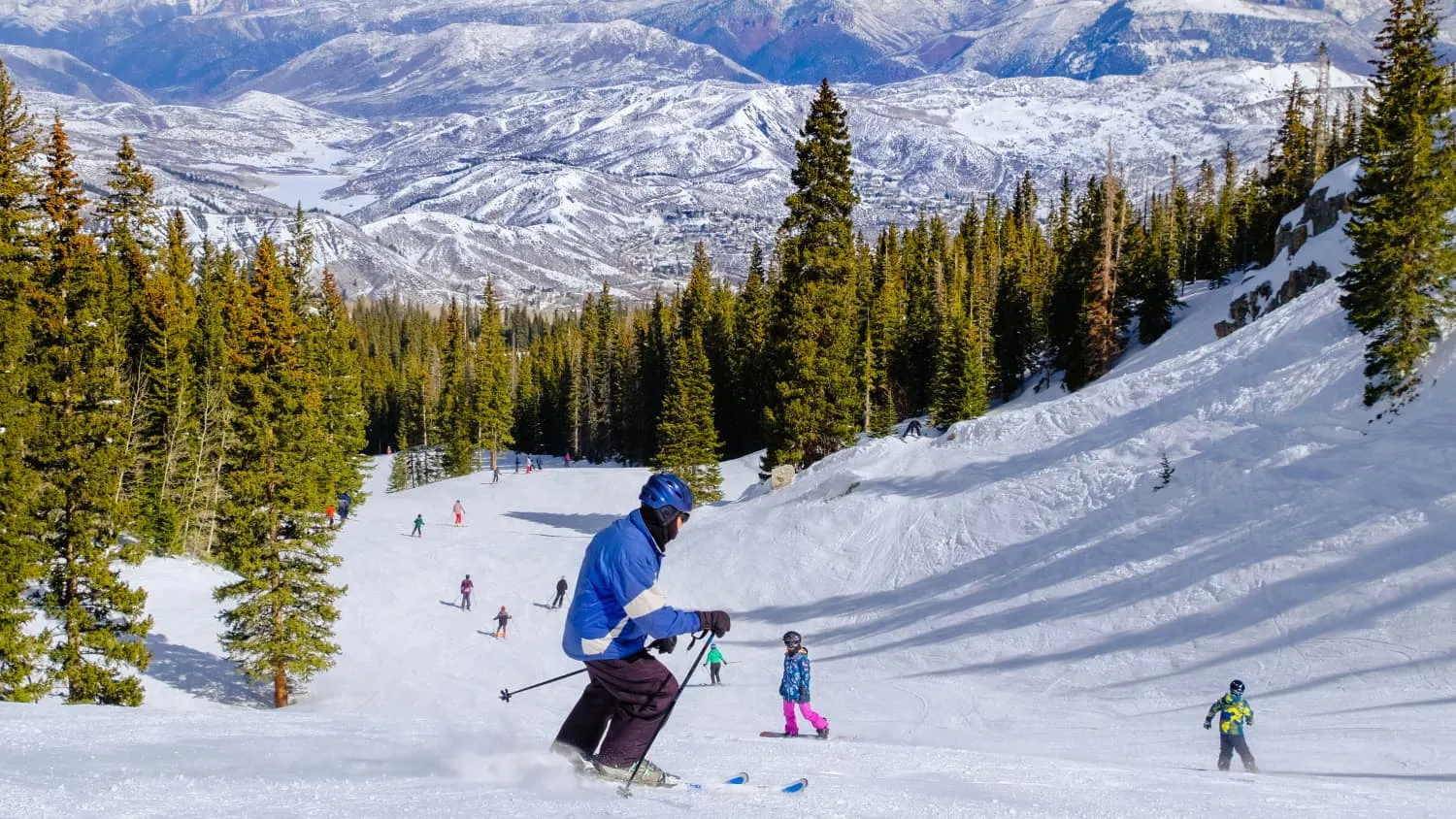 Skifahrer in Aspen, Colorado, mit einer Bergkette im Hintergrund