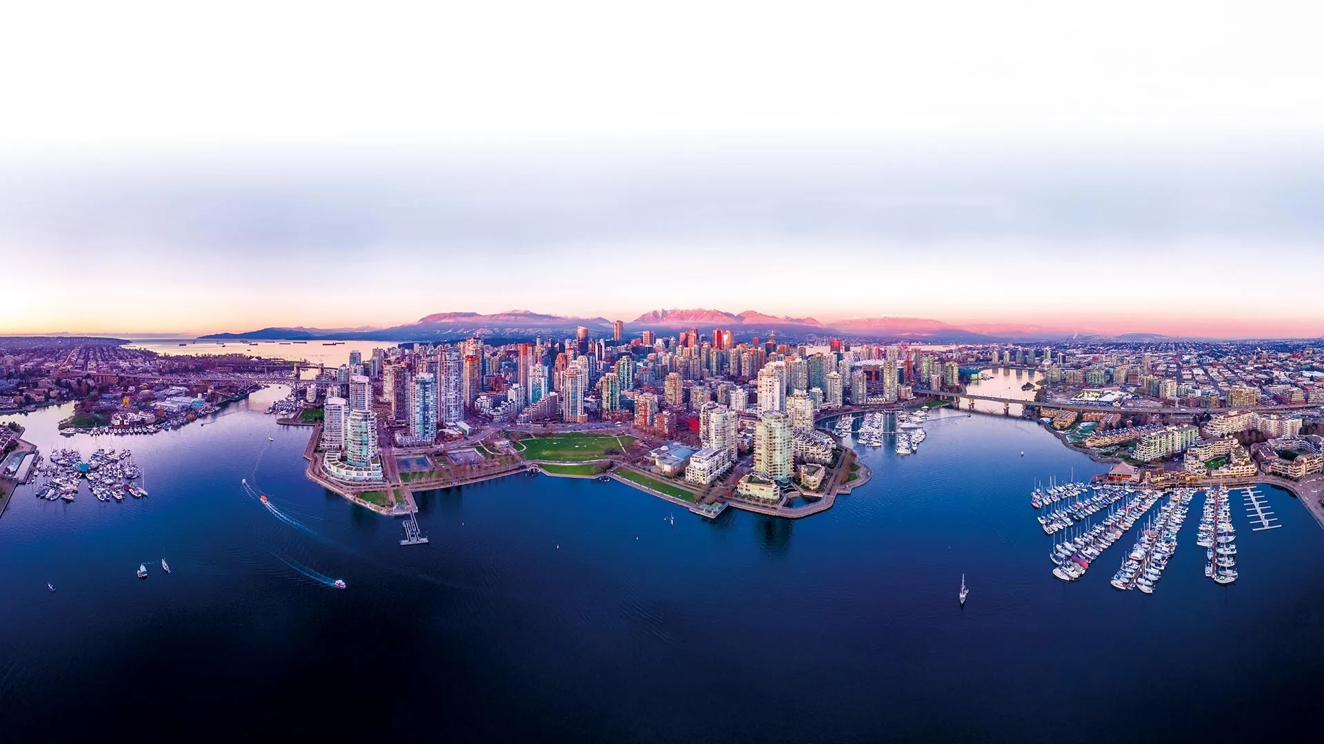 Skyline von Vancouver mit Blick auf den Hafen und die Berge.