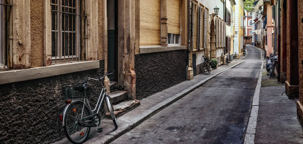 Smartphone zeigt die SpardaBanking App mit Finanzübersicht