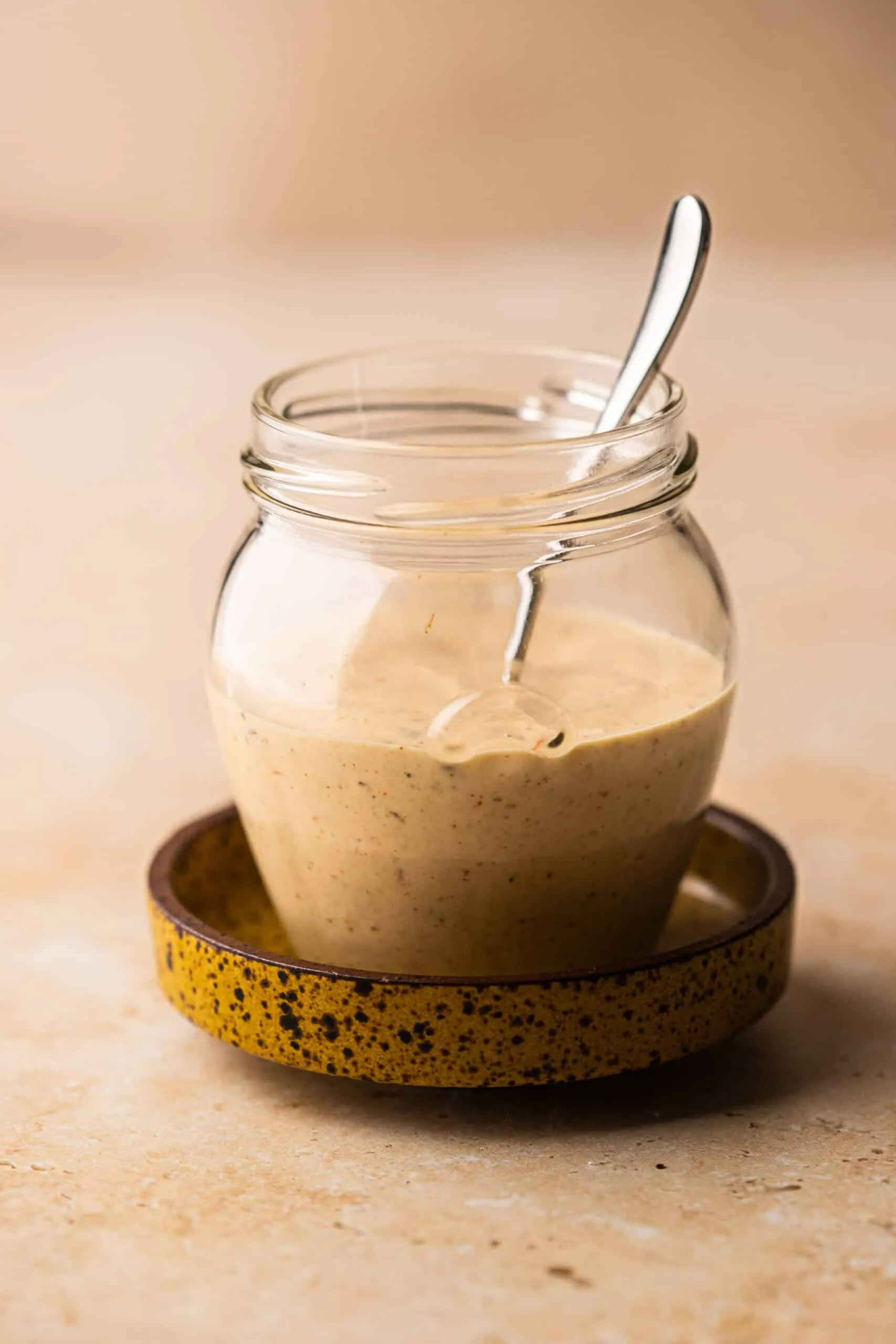 Smash Burger Sauce in einem kleinen Glas mit einem Löffel darin.